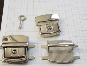 Замок для сумки. Никель 32х32 мм