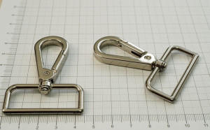 Карабин для сумки. Никель 39 мм
